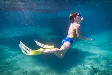 Photo sur Plexiglas Plonger Boy dive in Red sea near pontoon