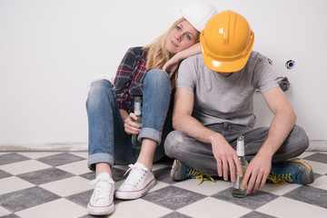 Paar erschöpft von der Arbeit am Haus 