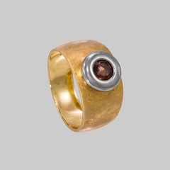 Dieser elegante Damenring verzaubert durch sein schlichtes, modernes Design und seine klare,...