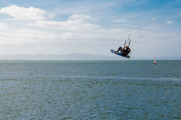 hombre practicando surf y kite suf en la playa en el Mar Menor en Murcia