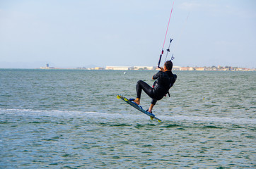 hombre practicando surf y kite suf en la playa en el Mar Menor en Murcia