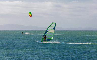 hombre practicando surf y kite suf en la playa en el Mar Menor en Murcia