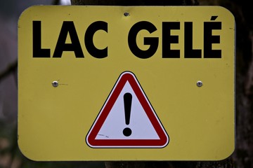 panneau lac gel&eacute; acrocher a un arbre 