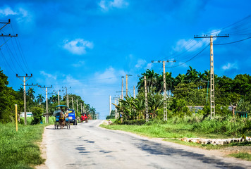 Pferdekutsche auf der Landstrasse nach Santa Clara Cuba - Serie Cuba Reportage
