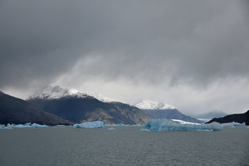 Obraz premium Glaces sur le lago Argentino en Patagonie, Argentine