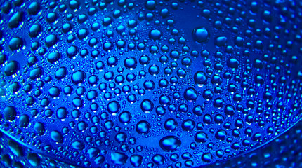 Капли воды крупным планом макро синий