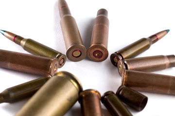 Obraz premium Bullets and shells have been laid out in a circle