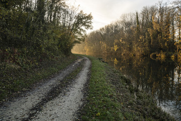 Naklejka premium Le long du canal de bourgogne