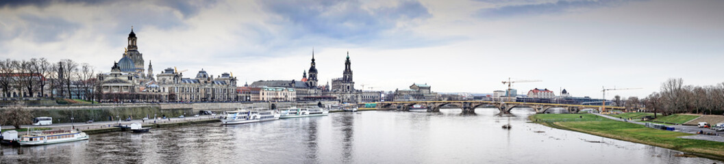 Fototapeta premium Scenic autumn view of the old town architecture with Elbe river embankment in Dresden, Saxony, Germany