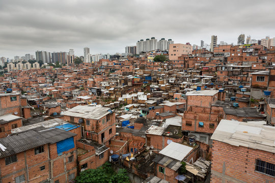 "Paraisopolis" shanty town with high standard buildings in the background.