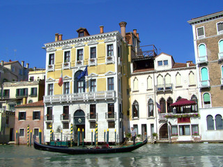 Obraz na płótnie Canvas Gondola on the canal in Venice on a beautiful sunny day