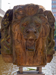 der Löwenkopf, ausgeschnitten aus dem Holz