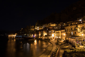 Fototapeta na wymiar paesaggio notturno di Varenna, sul lago di Como