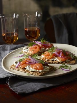 Bread crisps with smoked salmon and cream cheese