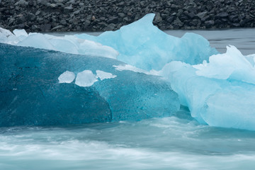 blaues Eis schwimmt auf dem Wasser