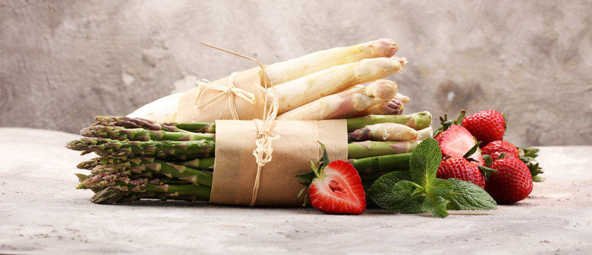 White and green asparagus with strawberries