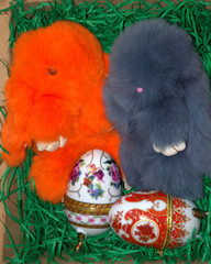 Зайчики с пасхальными яйцами