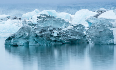 Fototapeta na wymiar blaue Eisformation schwimmend auf dem Wasser