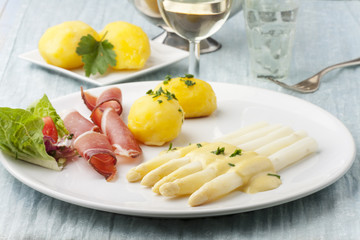 weißer Spargel mit Schinken auf einem Teller