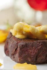weißer Spargel auf ein saftigen Steak