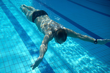 Swimmer in the swimming pool - obrazy, fototapety, plakaty