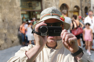 Tourist mit Videokamera und Sonnenhut