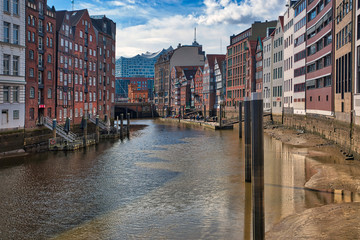 BLICK AUF DEICHSTRASSE, NIKOLAIFLEET UND ELBPHILHARMONIE, HAMBURG, DEUTSCHLAND, EUROPA