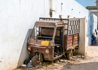 Fototapeta na wymiar Abandoned auto rickshaw in Jaipur, India