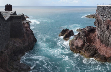 Madeira, Portugalia - skały przy molo nad oceanem w Ponta do Sol   © Iwona
