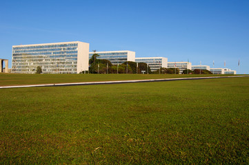 Fototapeta na wymiar esplanada dos ministérios em brasília distrito federal com gramado amplo 