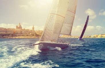 Papier Peint photo Lavable Naviguer Yacht à voile au soleil. Régate de voiliers. Yachting