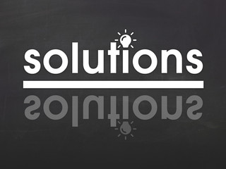 mot solutions avec ampoule sur fond noir