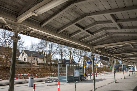 Bahnsteig mit &Uuml;berdachung, Bahnhof Friedberg, Bayern
