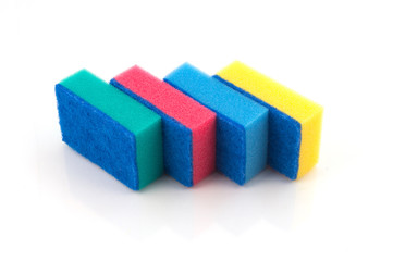 Чистящие поролоновые губки для удаления загрязнений, уложенные в один ряд зигзагом.