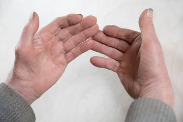 abgearbeitete Hände eines Seniors