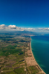 Veduta aerea di Catania e del vulcano Etna, Sicilia	