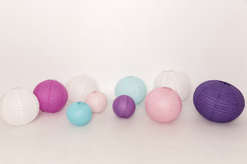 Farolillos chinos de papel en colores.