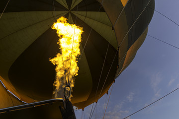Obraz premium Hot Air Balloon Firing Up