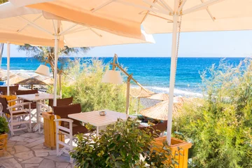 Crédence de cuisine en verre imprimé Santorin terrasse de restaurant en face de la plage à kamari sur l& 39 île de santorin