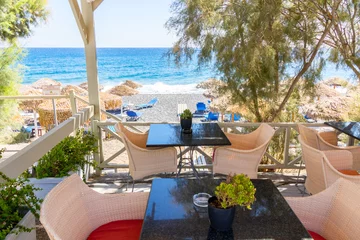 Photo sur Plexiglas Santorin restaurant terrace in front of the beach in kamari on the island of santorini
