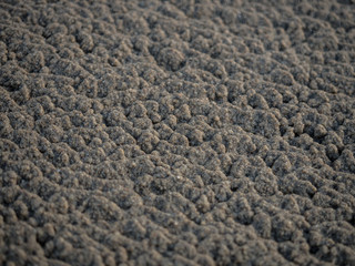 Vom Wind geformte Sandstruktur am Strand