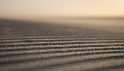 Wellenmuster im Sand im Wind