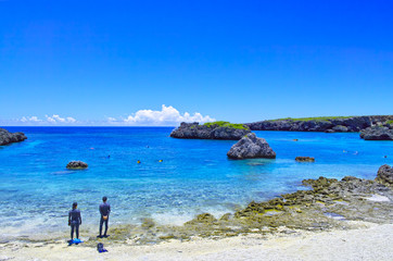 真夏の宮古島、中の島ビーチの景観
