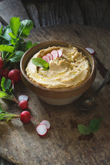 Houmous de Radis Rôties. Plat Végétarien