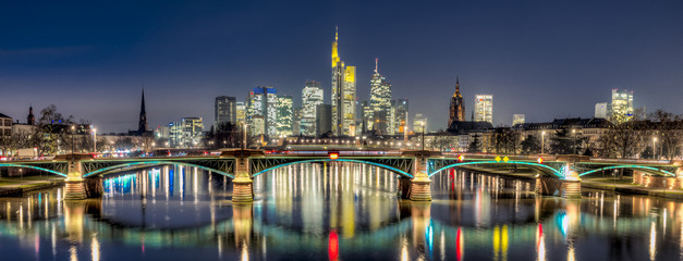 Das Lichtermeer von Frankfurt am Main am Abend von der Fl&ouml;&szlig;erbr&uuml;cke aus gesehen