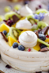 meringue with berries