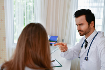 Obraz premium Terrible medical concept. Patients stressful in the doctor's diagnosis. Patients are concerned about medical treatment. The doctor's treatment makes the patient afraid.