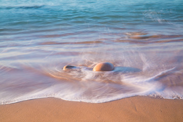 Fototapeta na wymiar 바닷가의 아름다운 파도