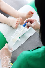 Dermatolog pobiera wymaz z wału paznokciowego pacjenta.