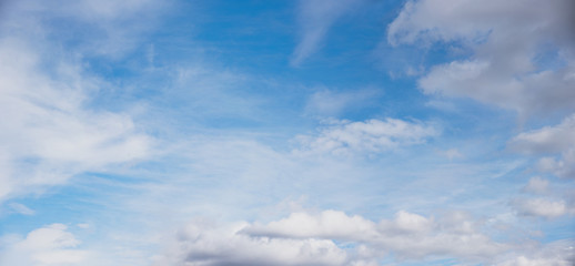 Naklejka na ściany i meble blauer Himmel mit leichten Schleierwolken bedeckt